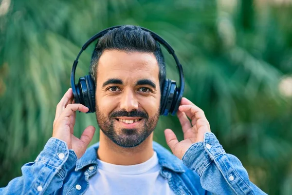 Jovem Hispânico Sorrindo Feliz Usando Fones Ouvido Cidade — Fotografia de Stock