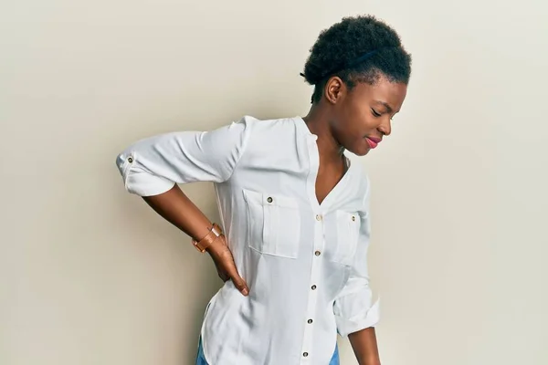 Młoda Afrykańska Dziewczyna Ubrana Luźne Ubrania Cierpiąca Bóle Pleców Dotykająca — Zdjęcie stockowe