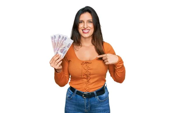 Mulher Hispânica Bonita Segurando Russo 500 Notas Rublo Apontando Dedo — Fotografia de Stock