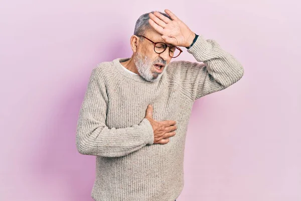 Pria Senior Tampan Dengan Jenggot Mengenakan Sweater Kasual Dan Kacamata — Stok Foto