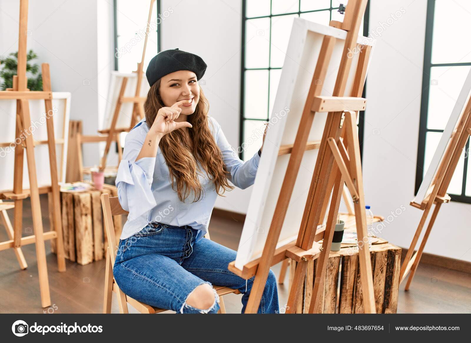 Молодая Латиноамериканская Художница Рисует Холсте Художественной.