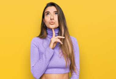 Gündelik kıyafetler giyen genç İspanyol kadın şüphe üzerine yoğunlaşmıştı. Parmakları çenesinde ve yukarı bakıyordu. 