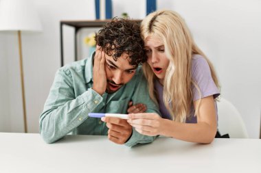 Genç çift evde hamilelik testi sonuçlarına şaşırdı..