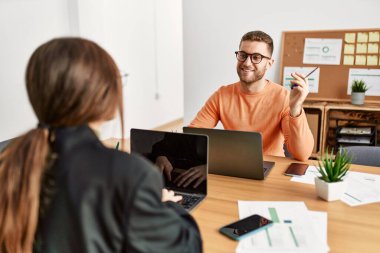 Ofiste çalışan iki beyaz iş adamı..