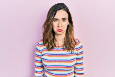 Günlük kıyafetler giyen genç İspanyol kız depresyonda ve sıkıntıdan endişeleniyor, kızgın ve korkmuş bir şekilde ağlıyor. hüzünlü ifade. 