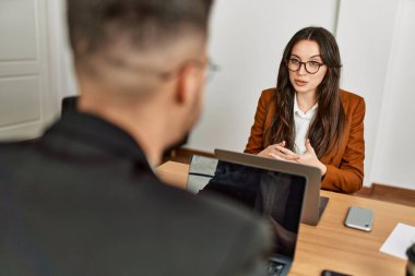 Ofiste çalışırken gülümseyen iki İspanyol iş adamı..