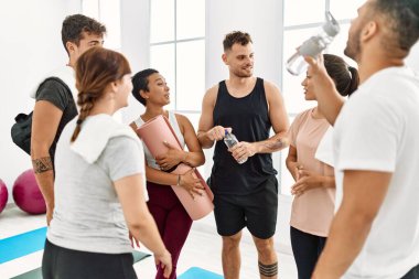 Spor merkezinde duran ve konuşan bir grup genç sporcu..