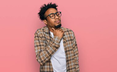 Sakallı, sıradan giyinmiş, gözlüklü, ağrılı boynuna dokunan, grip, mantar ve enfeksiyon yüzünden boğaz ağrıyan Afrikalı genç bir Amerikalı. 