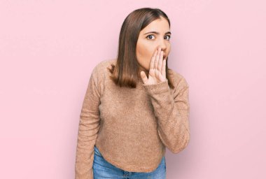 Genç, güzel bir kadın, günlük kıyafetlerini giymiş, el ele tutuşmuş gizli dedikodular söylüyor, kötü niyetli konuşmalar fısıldıyor. 