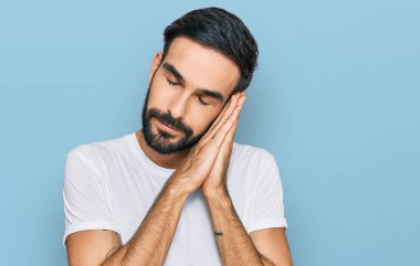 Latin kökenli genç bir adam, günlük beyaz tişört giyer, uyur, yorgun düşler kurar, elleriyle poz verir ve gözleri kapalı gülümserdi.. 