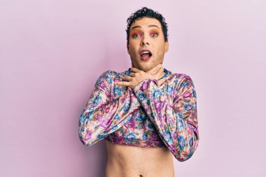 Makyaj elbisesi giymiş yakışıklı bir adam bağırıyor ve boğularak ölüyor çünkü acı verici bir boğulma. Sağlık problemi. Boğulma ve intihar konsepti. 