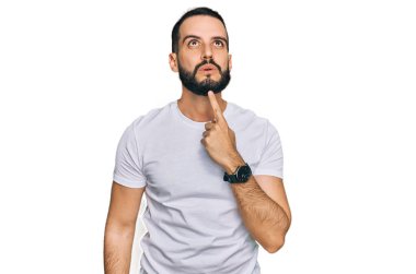 Sakallı, günlük beyaz tişörtlü genç adam şüphe üzerine yoğunlaşmıştı. 