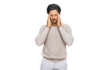 İspanyol asıllı genç adam gündelik giysiler giyiyor. Baş ağrısı çekiyor. Acı ve migren yüzünden çaresiz ve stresli. Eller başının üstünde.. 