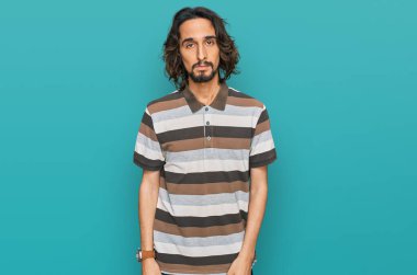 Gündelik kıyafetler giyen genç İspanyol adam uykulu ve yorgun görünüyor, yorgunluktan yorgun ve akşamdan kalma, sabahları tembel gözler.. 