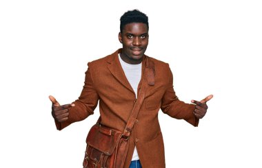 Yakışıklı, deri çanta giyen, kendine güveni olan, kendini gururlu ve mutlu gösteren siyah bir adam.. 