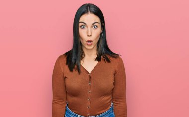 Gündelik kıyafetler giyen genç İspanyol kadın şaşkınlık, korku ve şaşkınlık dolu bir ifade içinde.. 