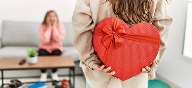 Genç bir kadın sevgilisine sevgililer günü hediyesiyle sürpriz yapıyor..