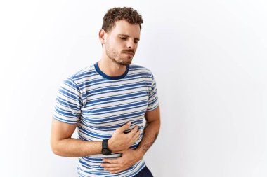 Midenin üstünde el üstünde duran yakışıklı genç bir adam. Çünkü hazımsızlık, acı verici bir hastalık kendini iyi hissetmiyor. Ağrı kavramı. 