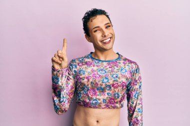 Makyaj giysileri giyen yakışıklı bir numaralı parmağınla gösterip işaret ederken kendine güvenen ve mutlu bir şekilde gülümseyen adam.. 