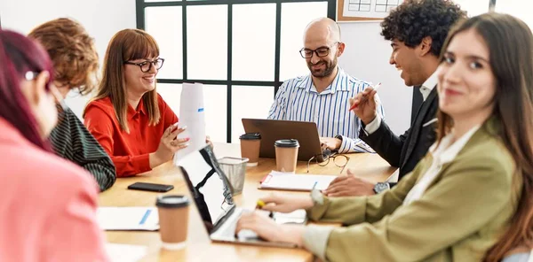 Gruppe Von Geschäftsleuten Lächelt Glücklich Bei Der Arbeit Büro — Stockfoto