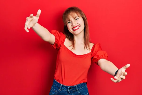 Rossa Giovane Donna Indossa Casual Shirt Rossa Guardando Fotocamera Sorridente — Foto Stock