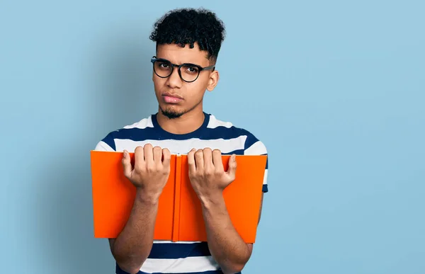 Joven Hombre Afroamericano Leyendo Libro Con Gafas Escéptico Nervioso Frunciendo —  Fotos de Stock