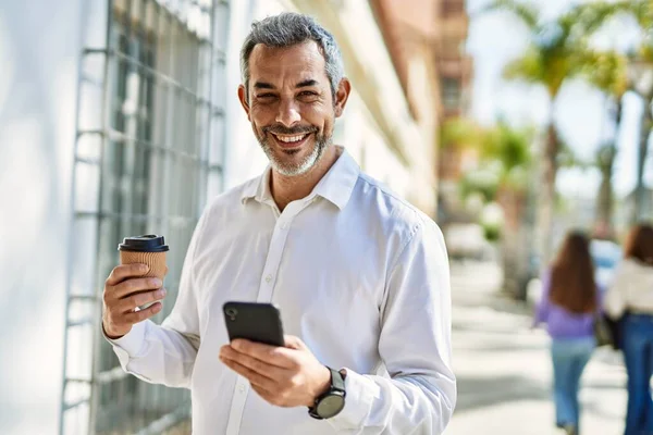 Middelbare Leeftijd Grijs Harige Man Met Behulp Van Smartphone Het — Stockfoto