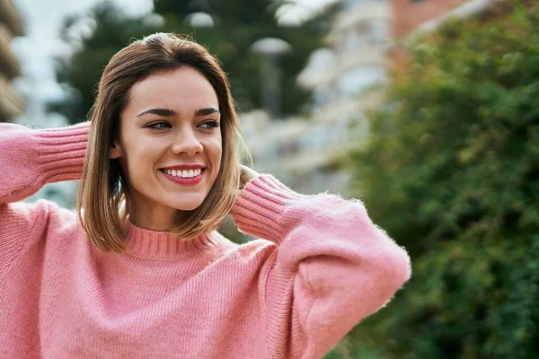 Joven Chica Caucásica Sonriendo Feliz Pie Ciudad —  Fotos de Stock