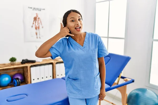 Vacker Latinamerikansk Sjukgymnast Kvinna Smärta Återhämtning Klinik Leende Gör Telefon — Stockfoto