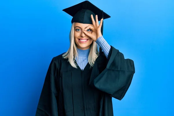 Piękna Blondynka Czapce Dyplomem Sukni Robi Gest Uśmiechem Dłoni Oko — Zdjęcie stockowe
