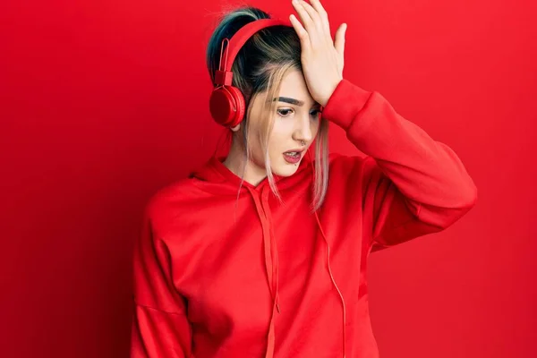 Joven Chica Moderna Con Ropa Gimnasio Uso Auriculares Sorprendidos Con —  Fotos de Stock