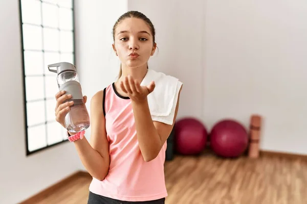 Junge Brünette Teenager Sportbekleidung Die Eine Wasserflasche Die Kamera Halten — Stockfoto