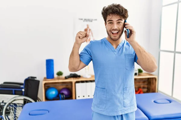 Hispanic Physiotherapy Man Working Pain Recovery Clinic Speaking Phone Screaming — Stock Photo, Image