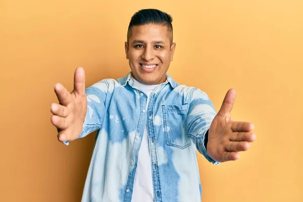 Молодий Латинський Чоловік Повсякденному Одязі Дивиться Камеру Посміхаючись Відкритими Руками — стокове фото
