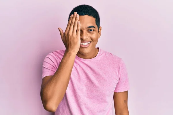 Jeune Homme Hispanique Beau Portant Shirt Rose Décontracté Couvrant Oeil — Photo