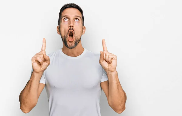 Bonito Homem Com Barba Vestindo Camisa Branca Casual Surpreso Surpreso — Fotografia de Stock