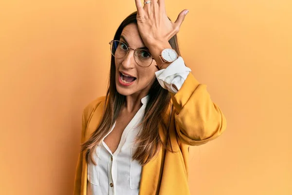 Jovem Mulher Bonita Vestindo Estilo Negócios Óculos Surpresos Com Mão — Fotografia de Stock