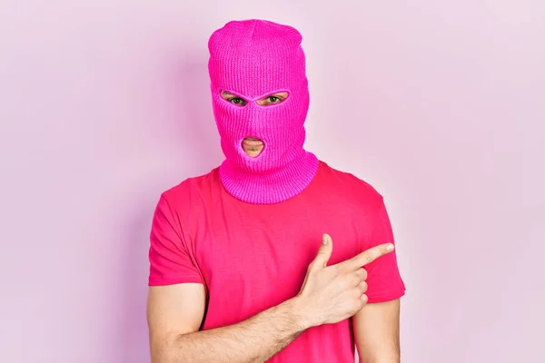 Jovem Hispânico Com Cabelo Tingido Moderno Vestindo Rosa Balaclava Máscara — Fotografia de Stock