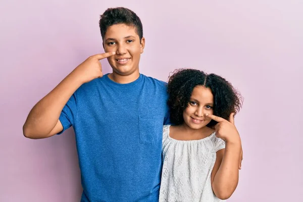 Junge Hispanische Familie Von Brüdern Und Schwestern Lässiger Kleidung Die — Stockfoto