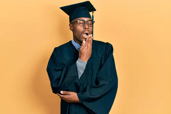 Mladý Africký Američan Oblečený Maturitní Čepici Slavnostním Županu Znuděně Zívl — Stock fotografie