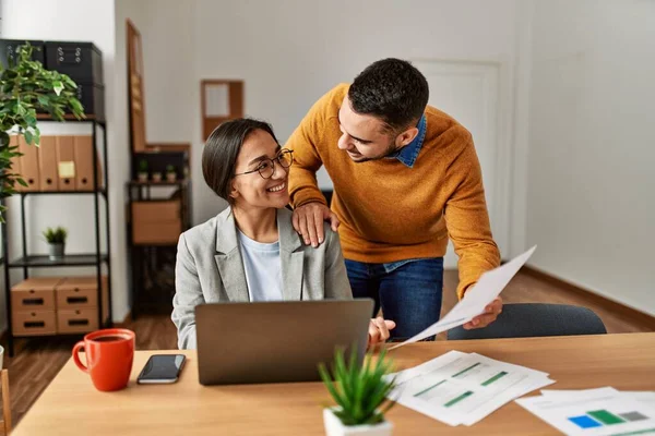 Dos Trabajadores Negocios Sonriendo Felices Trabajando Sentados Escritorio Oficina — Foto de Stock