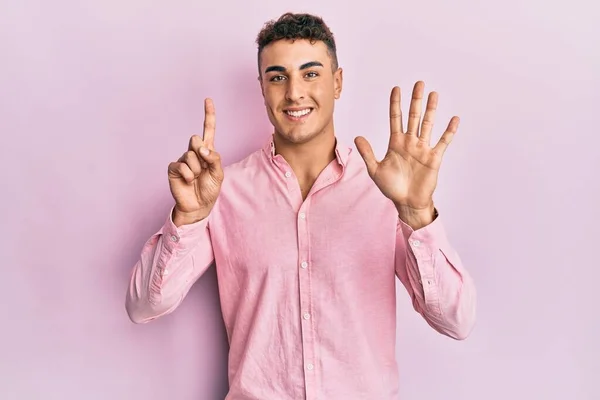 Hispánec Mladý Muž Sobě Ležérní Oblečení Ukazuje Ukazuje Prsty Číslo — Stock fotografie