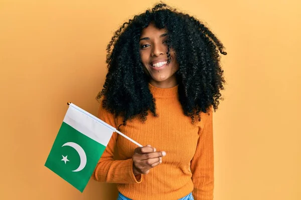 Africano Mulher Americana Com Cabelo Afro Segurando Bandeira Paquistão Olhando — Fotografia de Stock