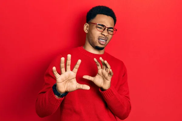 Junge Afrikanisch Amerikanische Mann Lässiger Kleidung Und Brille Angewidert Ausdruck — Stockfoto