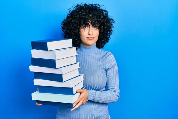 Joven Mujer Oriente Medio Sosteniendo Montón Libros Escéptico Nervioso Frunciendo — Foto de Stock