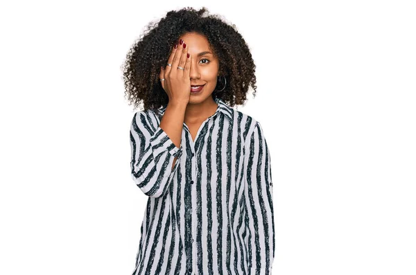 Ung Afrikansk Amerikansk Flicka Bär Casual Kläder Täcker Ena Ögat — Stockfoto