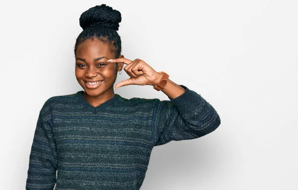 Jovem Afro Americana Vestindo Roupas Casuais Sorrindo Gestos Confiantes Com — Fotografia de Stock