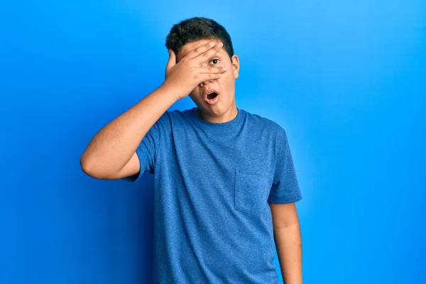 Adolescente Hispânico Menino Vestindo Casual Azul Camisa Espreitando Choque Cobrindo — Fotografia de Stock