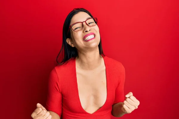 Jonge Latijnse Vrouw Casual Kleding Bril Erg Blij Opgewonden Doen — Stockfoto