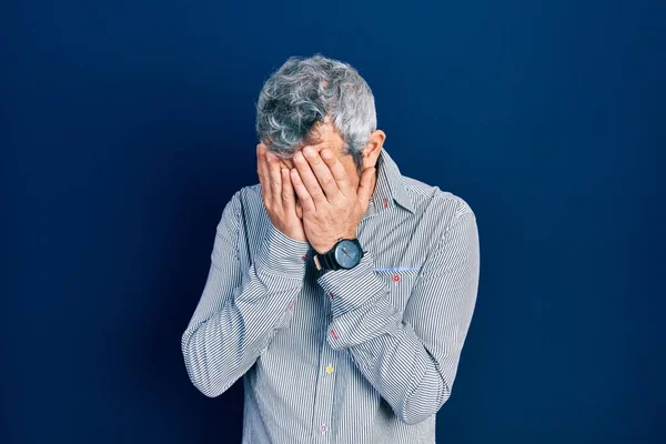 Hombre Guapo Mediana Edad Con Pelo Gris Que Usa Camisa — Foto de Stock